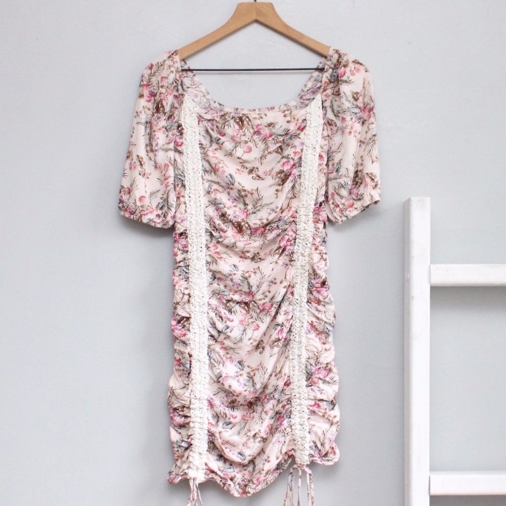 JAASE Lilia Pink Cream Floral Mini Smocked Ruched Crochet Mini Dress Size Small - Picture 2 of 10